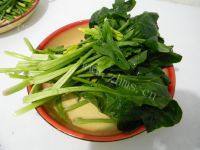 简单易做的菠菜汤做法图解1)