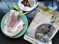 热腾腾的梅干菜烧肉做法图解1)