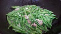 家常菜四季豆炒肉片做法图解9)