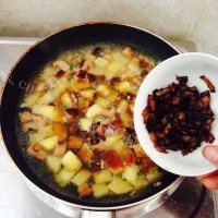 可口的香菇土豆卤肉饭做法图解13)