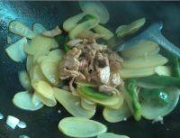秀色的土豆片炒肉做法图解4)