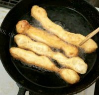 美味佳肴般的油条做法图解4)