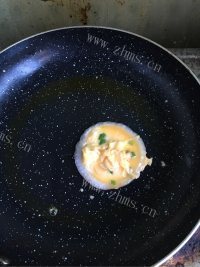 美味营养的洋葱圈煎蛋做法图解7)
