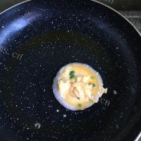 美味营养的洋葱圈煎蛋的做法图解七