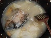 白萝卜鲫鱼汤做法图解7)