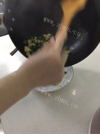 诱人的韭菜炒鸡蛋做法图解6)