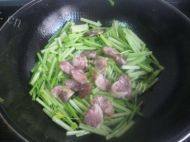 家常菜香肠炒芹菜做法图解3)