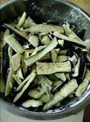 家常菜剁椒烧茄子做法图解1)