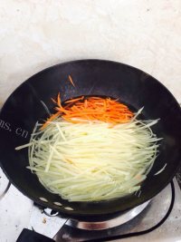 简单美味薄饼卷土豆丝做法图解4)