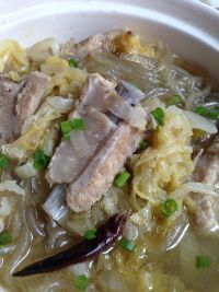 营养的酸菜炖排骨做法图解11)