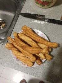 咸甜适中的炸油条做法图解7)