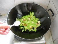 可口的百合西芹核桃仁做法图解8)