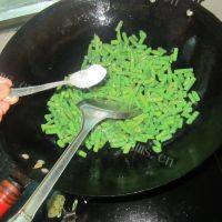 家常菜肉末四季豆做法图解5)