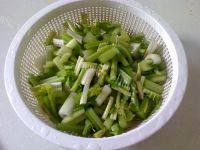 色香味俱全的素炒芹菜香菇丁做法图解1)