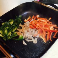 家常菜彩椒炒肉丝做法图解5)