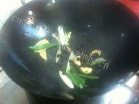 美味的红烧牛蛙做法图解3)
