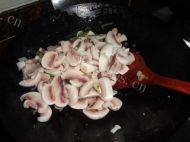 蘑菇炒肉做法图解6)