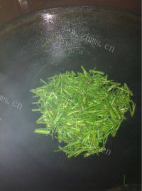 家常菜炒空心菜梗做法图解3)