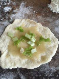 美味的香酥葱油饼做法图解9)