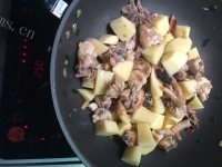 家常菜土豆炖鸡肉做法图解5)