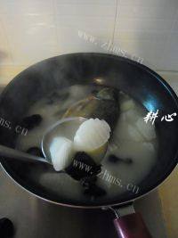 自制木耳萝卜鲫鱼汤做法图解10)