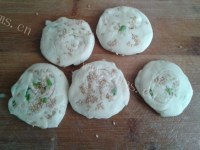 食欲满满的葱油饼做法图解9)
