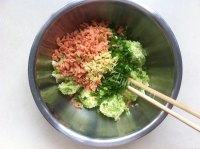 ”家庭式“西葫芦鸡蛋火腿包子做法图解10)