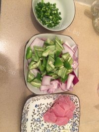 营养丰富的洋葱炒肉片做法图解1)