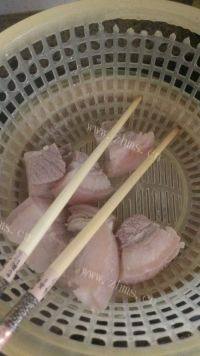 家常菜红烧肉炖干豆角做法图解4)