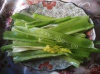 色泽不错的腊肠炒芹菜做法图解3)
