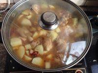 让人怀念的鸡肉炖土豆做法图解9)