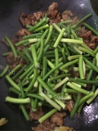 DIY蒜苔炒肉做法图解7)