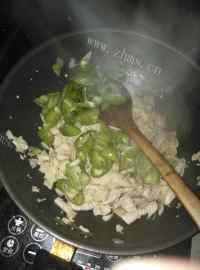 尖椒豆片炒肉做法图解4)
