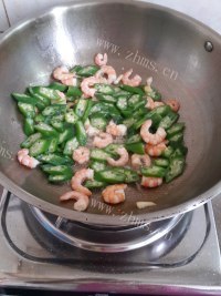 家常菜秋葵炒虾仁做法图解5)