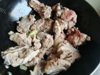鲜香的猪骨炖土豆豆角做法图解3)