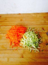 美味的胡萝卜角瓜鸡蛋软饼做法图解2)