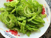 常吃不腻的苦瓜炒肉做法图解1)