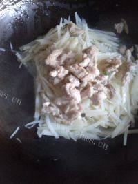 家常菜土豆丝炒肉丝做法图解7)