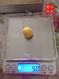 自制蛋黄椰蓉球做法图解6)