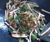 家常菜香干炒肉片做法图解7)