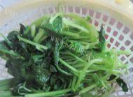 家常菜杏仁菠菜做法图解2)