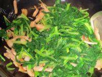 家常菜小白菜炒肉做法图解7)