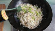 自己做的醋溜绿豆芽做法图解3)