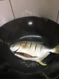 记忆中的萝卜煮白鲳鱼做法图解3)