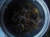 家常菜洋葱拌木耳做法图解1)