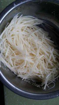 家常菜醋溜土豆丝做法图解2)