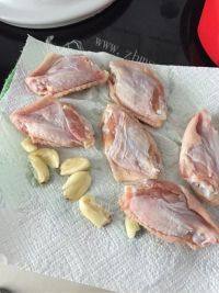 美味的盐煎鸡翅做法图解3)