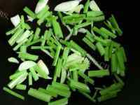 家常菜金针菇炒芹菜做法图解2)