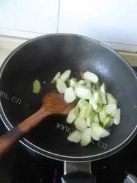 家常菜丝瓜炒油条做法图解6)