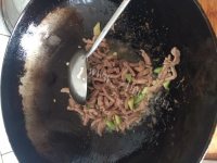 可口的酸菜炖粉条做法图解5)